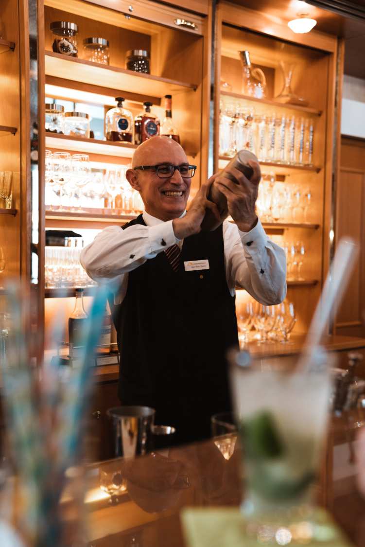 Barchef mixt ein Getränk an der Bar
